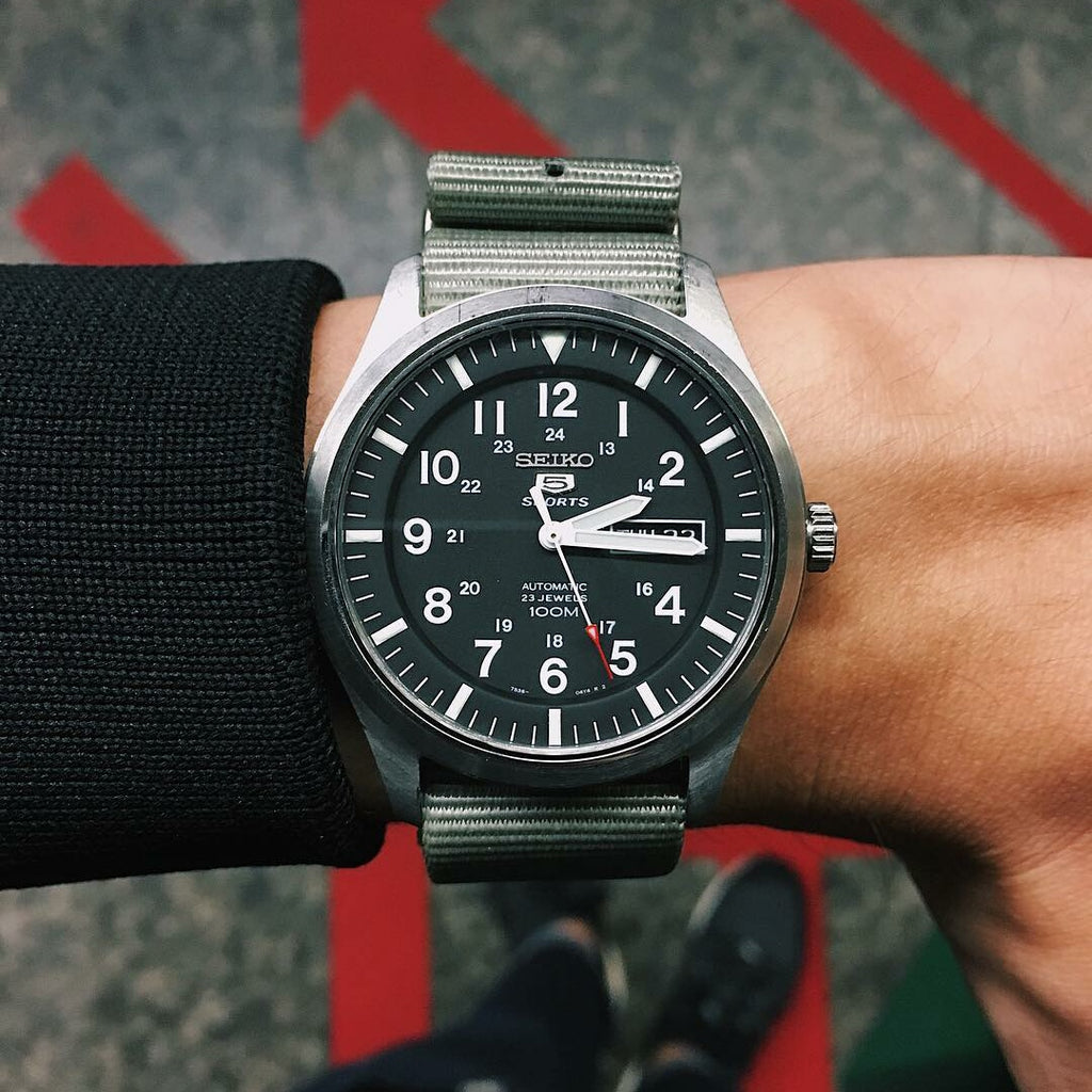 Premium Nato Strap in Grey with PVD Black Buckle (22mm)