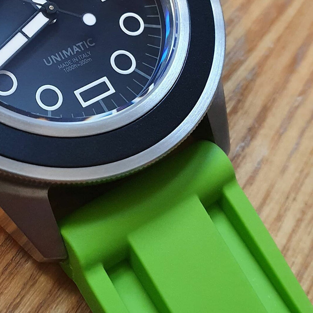 V3 Rubber Strap in Green with Pre-V PVD Black Buckle (22mm)